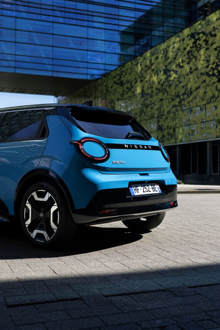 Seitliche Detailaufnahme der Heckpartie eines blauen Nissan Micra