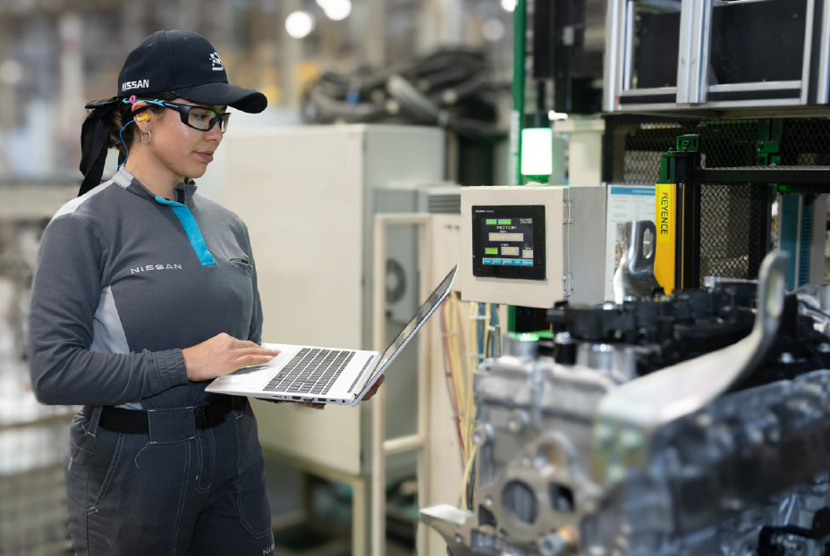 Colaboradora de Nissan Mexicana en la línea de producción