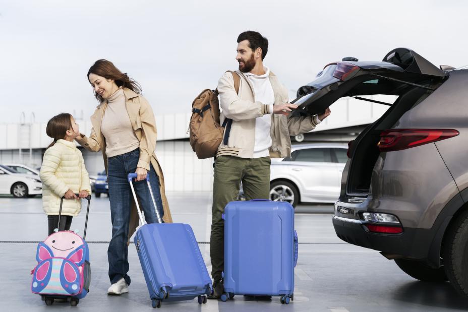 Familia viajando con la parte trasera de una camioneta Nissan