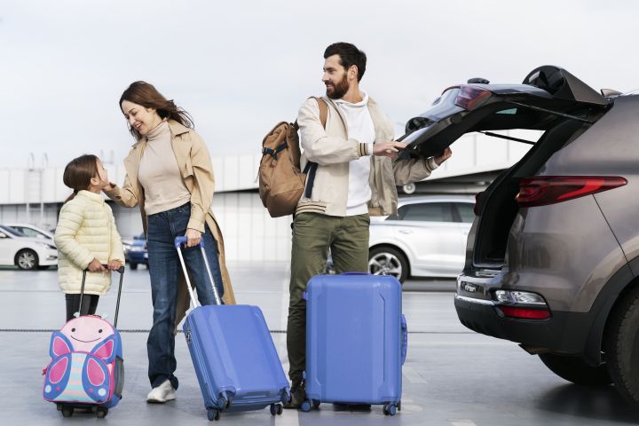 Familia viajando con la parte trasera de una camioneta Nissan