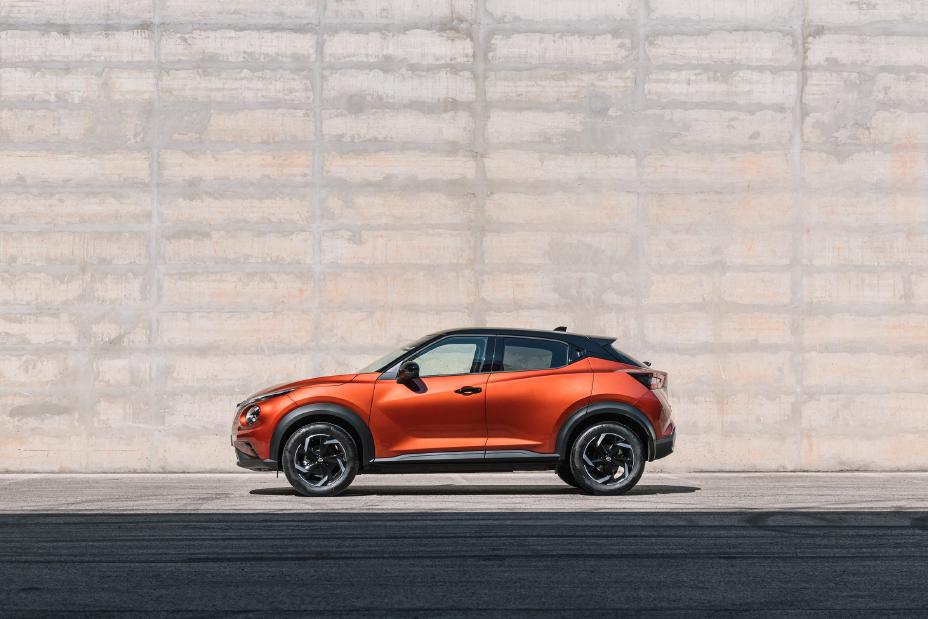 Nissan Juke N-Design vermelho, lateral em passeio