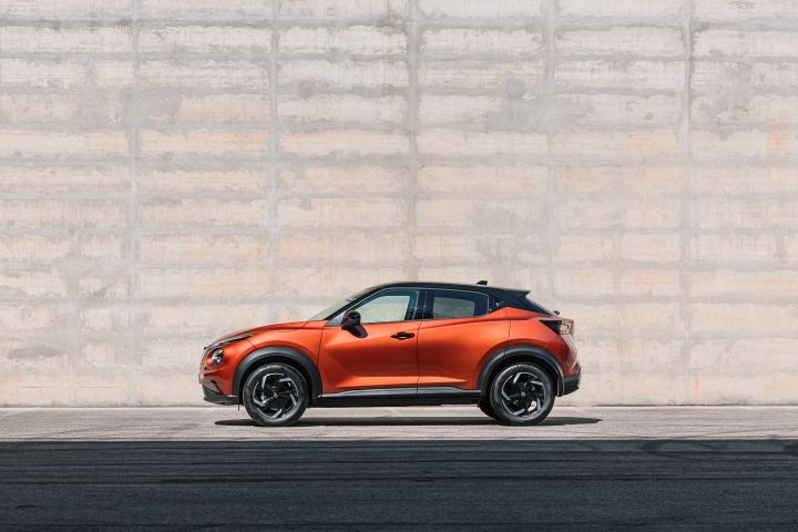 Nissan Juke N-Design vermelho, lateral em passeio