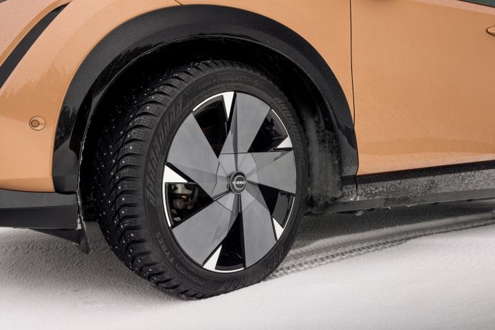 Detailaufnahme Leichtmetallrad vorne links vom Elektroauto Nissan Ariya e‑4ORCE