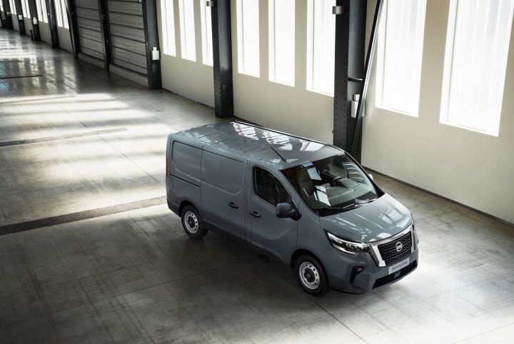 Nissan Primastar visto de cima, na lateral, dentro de armazém