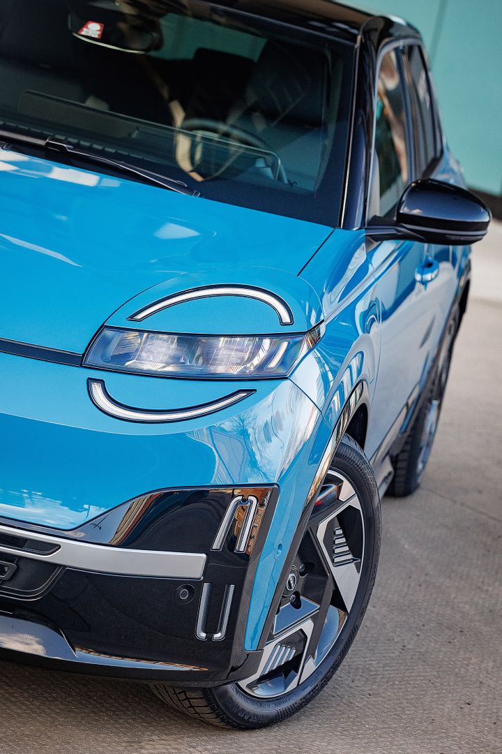 Detailaufnahme des Frontscheinwerfers und des linken, vorderen Leichtmetallrads des Nissan Micra