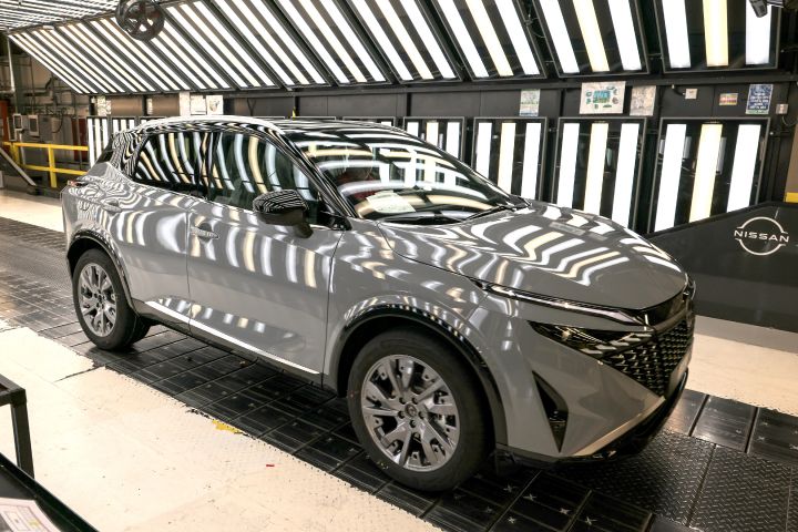 Seitenansicht eines grauen Nissan Qashqai auf der Produktionslinie im Nissan Werk Sunderland