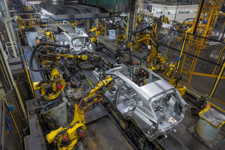 An einem Fließband arbeiten mehrere Roboterarme an Nissan Qashqai