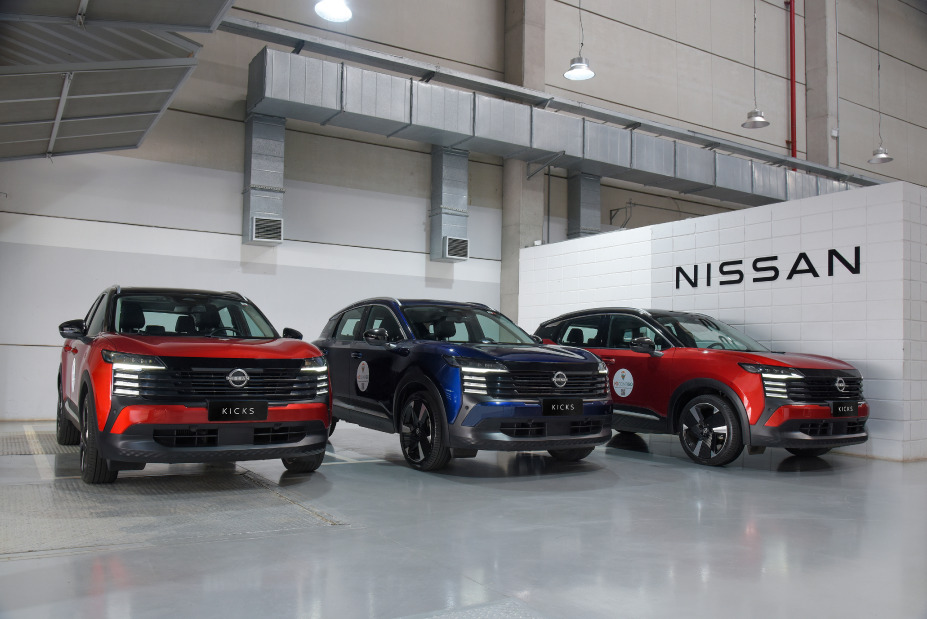 Três unidades do Nissan Kicks estacionadas ao lado do logotipo da Nissan no Centro de Treinamento da marca em Jundiaí