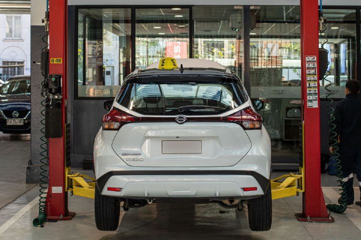 Modelo Nissan Kicks en el
estacionamiento de un
concesionario, imagen trasera