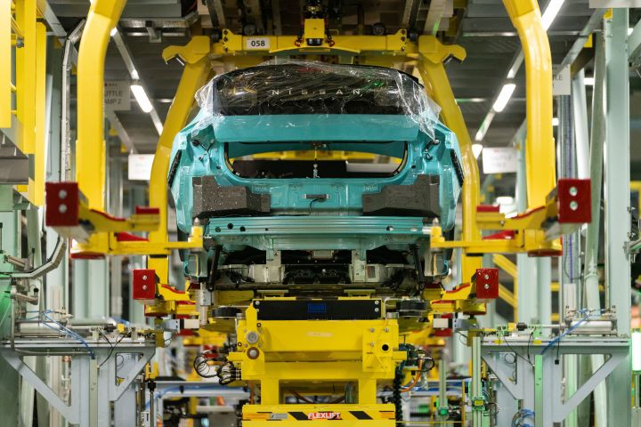 Nissan LEAF bei der Hochzeit von Karosserie und Batterie in der Endmontage im Nissan Werk Sunderland