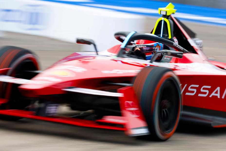 Oliver Rowland's rode race-auto in een vervaagd beeld om snelheid te suggereren tijdens de E-Prix in Berlijn.