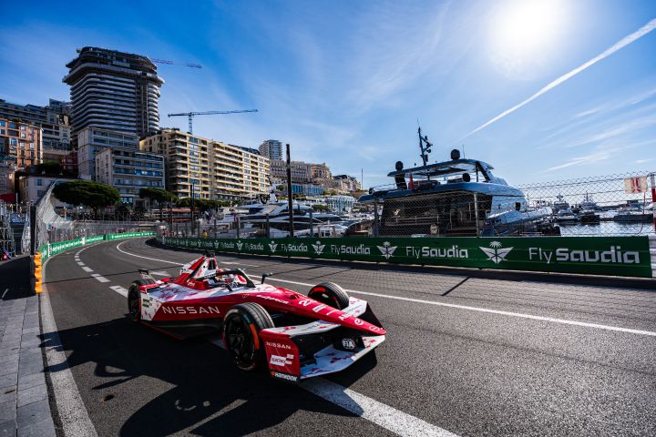 Norman Nato in seinem Nissan Formel E Rennwagen an der Einfahrt zum Schwimmbadbereich in Monaco
