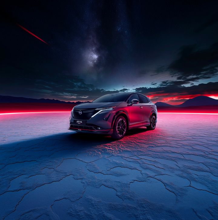Vue statique de l'avant de l'Ariya NISMO sous un angle trois quart