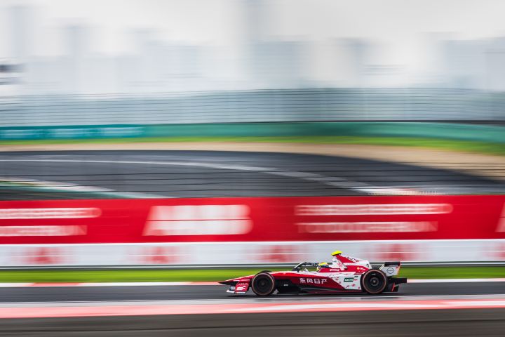 Seitenansicht von Oliver Rowland bei hoher Geschwindigkeit im Auto mit der Startnummer 1 auf dem Shanghai International Circuit.