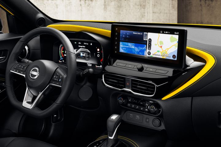 Innenraum des Nissan Juke, Cockpit schwarz mit gelben Akzenten