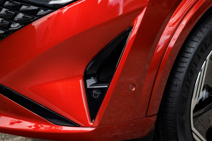 Gros plan détails du bouclier d’un Nissan Qashqai rouge Fuji