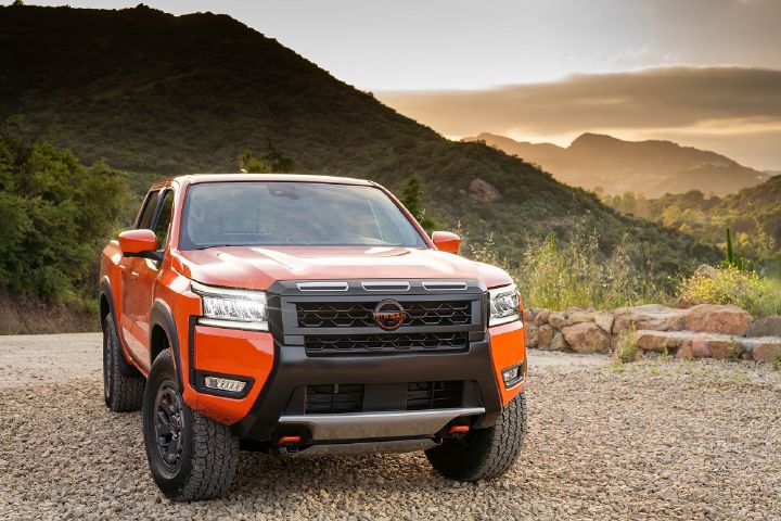 Imagen de la nueva Nissan Frontier 2025, vista frontal del modelo color naranja y negro.