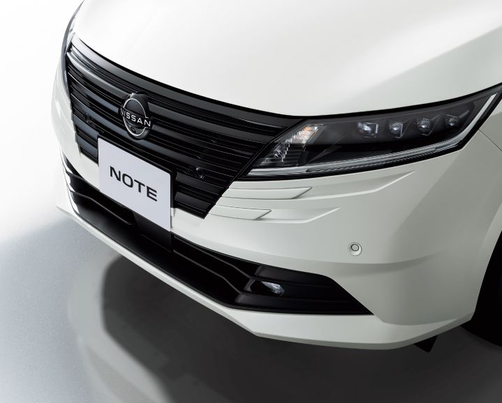 日産ノート Black EditionのフロントグリルとLEDヘッドランプのクローズアップ