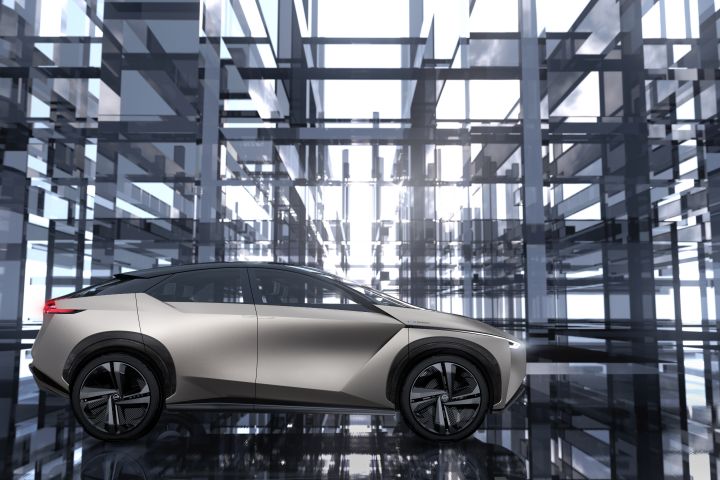 The passenger side profile of the Nissan IMx KURO concept