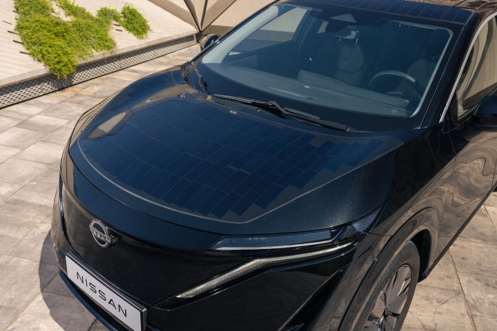 Nahaufnahme von den Solarzellen auf der Fronthaube des schwarz lackierten Nissan Ariya Concepts mit Solartechnologie