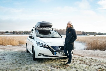 Lumilautailija Enni Rukajärven auto on Nissan LEAF