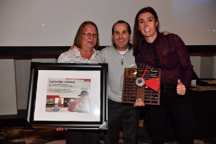 Valérie Limoges (droite), lauréate du trophée Gilles-Villeneuve 2019 avec Jacques Villeneuve (centre) et Brigitte Lemieux (gauche). Crédit photo: Paolo Pedicelli / A.S.Q.