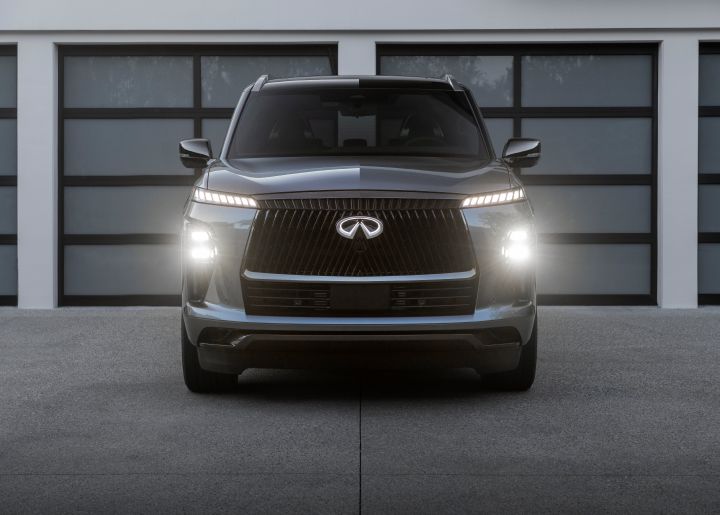 INFINITI 新型QX80（シルバーの車体。フロント正面のアングル。ライト点灯）