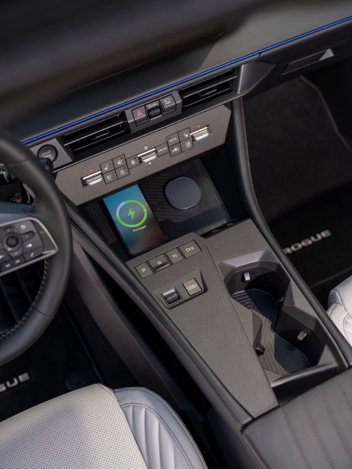 最新技術と優れた実用性を融合した新型日産ローグ ハイブリッド。直感的に操作できる物理式エアコンコントロールと新設計の電子シフトレバーを備えている。