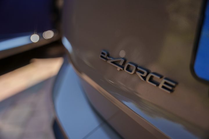 Detailansicht auf den e‑4ORCE Schriftzug am Heck des Nissan X‑Trail