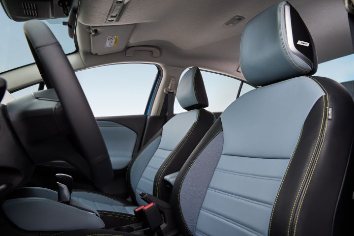 Foto asientos delanteros del Nissan Versa 2026