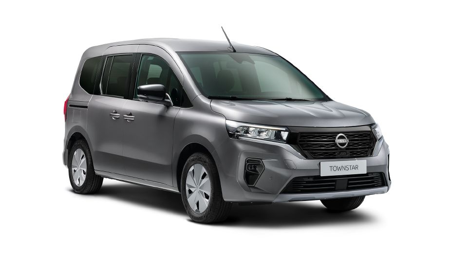 3/4 Frontansicht eines grauen Nissan Townstar Kombi vor weißem Hintergrund