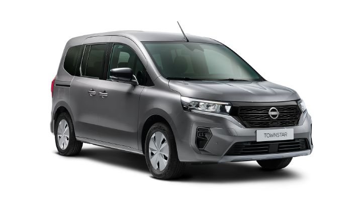 3/4 Frontansicht eines grauen Nissan Townstar Kombi vor weißem Hintergrund