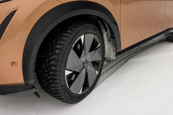 Detailaufnahme Leichtmetallrad vorne links vom Elektroauto Nissan Ariya e‑4ORCE