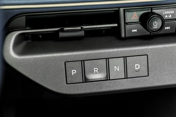 Nahaufnahme der Mittelkonsole im Interieur des neuen Nissan LEAF mit Fokus auf die Tasten zur Wahl der Gänge P, R, N und D