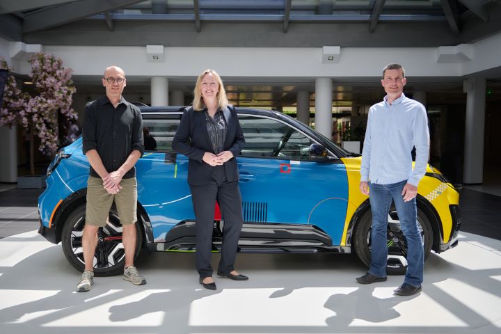 De gauche à droite : Marc-André Fauteux (gagnant du concours), Clíodhna Lyons (vice-présidente régionale Produits, Services et Stratégie marketing, Nissan AMIEO) et Xavier Tesson (directeur Produits et Marketing AMIEO) posent devant le concept-car gagnant du concours All-New MICRA Signature Edition
