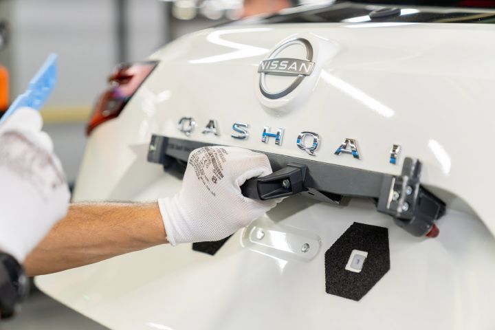 Montage des Nissan Qashqai Modellschriftzugs im Nissan Werk Sunderland