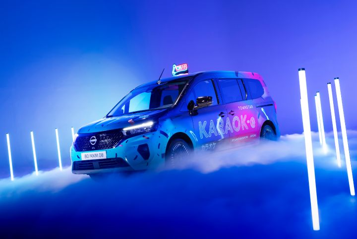 Nissan TOWNSTAR Karaoke-e linksvoor 3/4 in een fotostudio