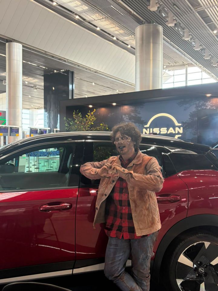 Imagem de ator caracterizado de zumbi para fazer ativação relacionada à campanha The Escape, do Novo nissan Kicks