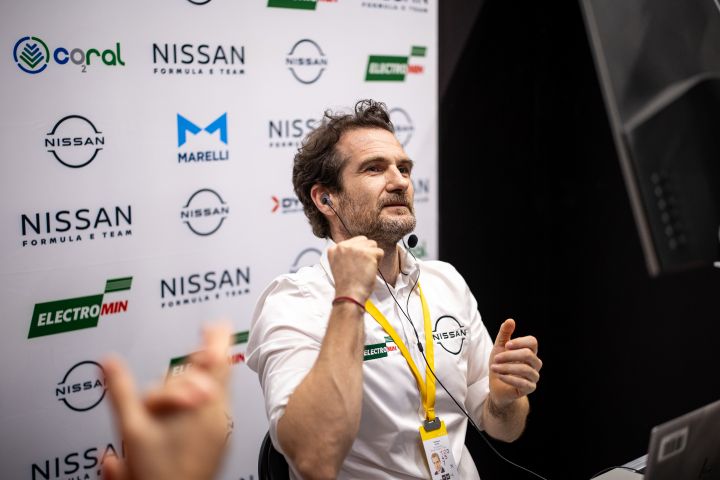 Tommaso Volpe feiert in der Box des Nissan Formula E Teams eine starke Leistung im Qualifying