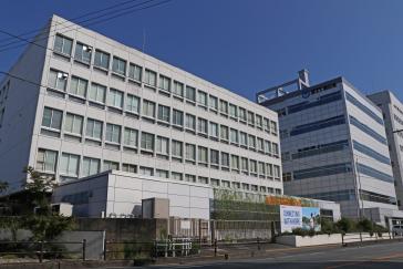 A trial using Nissan LEAF electric cars to help power office buildings has proved successful in cutting energy costs and CO2 emissions.