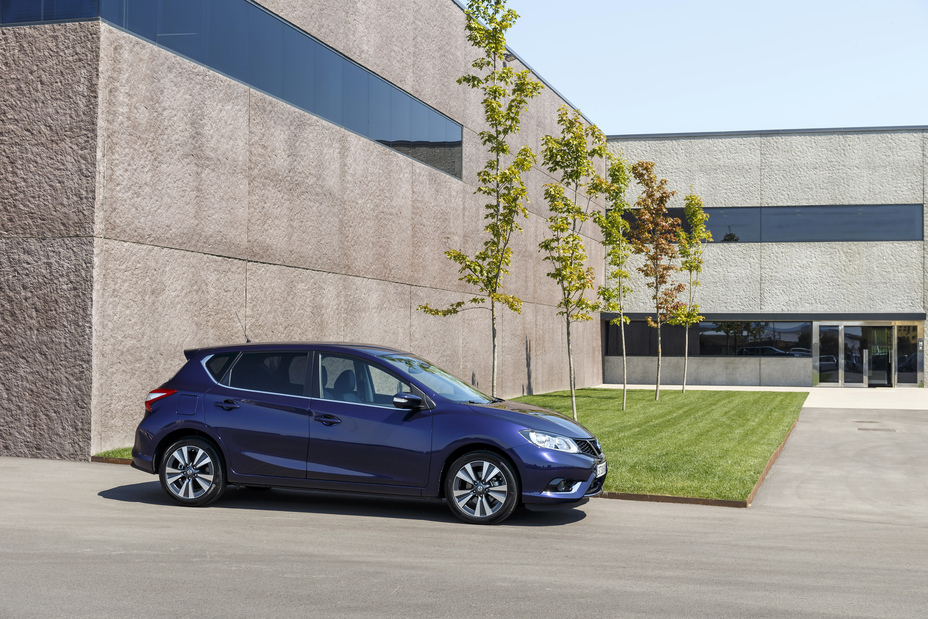 Nissan Pulsar Blue - Exterior