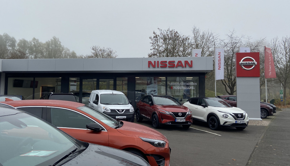 Außenansicht des neuen Nissan Showrooms der CAR Avenue Autohaus GmbH