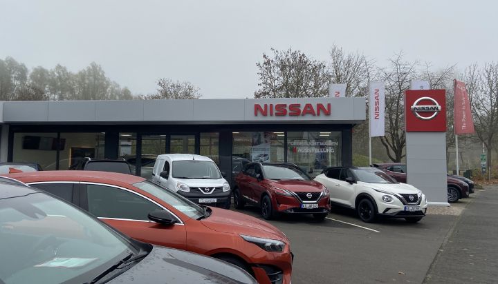 Außenansicht des neuen Nissan Showrooms der CAR Avenue Autohaus GmbH