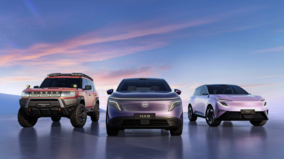 Exhibición de tres vehículos concepto Nissan alineados en un escenario reflectante durante Auto China 2026.