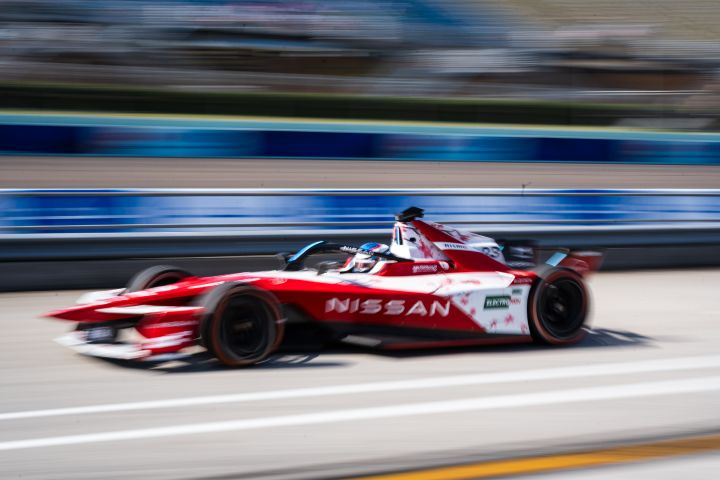 Oliver Rowland im Nissan Formel E Rennwagen mit der Nummer 23 bei hoher Geschwindigkeit, wobei das Auto im Mittelpunkt des Fotos steht und die Umgebung unscharf ist