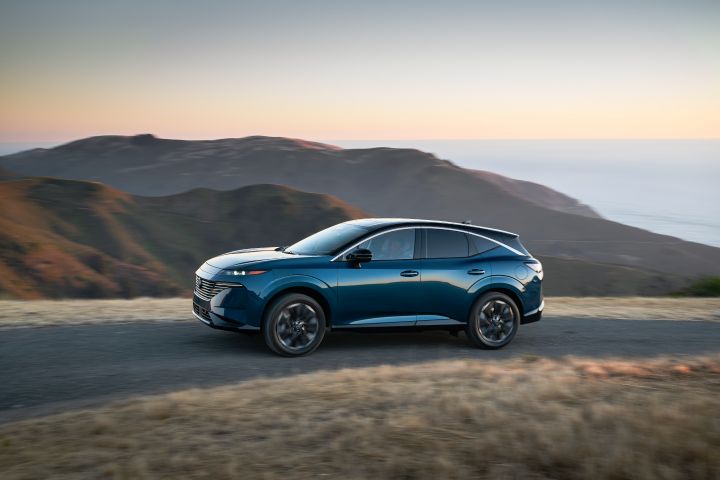 Left profile view of the 2026 Nissan Murano driving along a pathway at dusk.