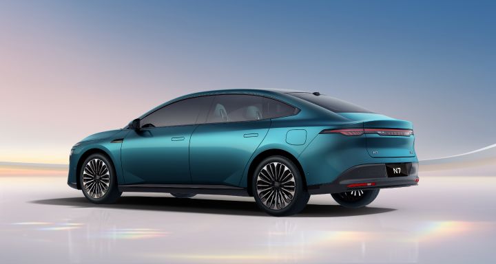 東風日産の緑色の新型セダン電気自動車「N7」の後方3/4ビュー