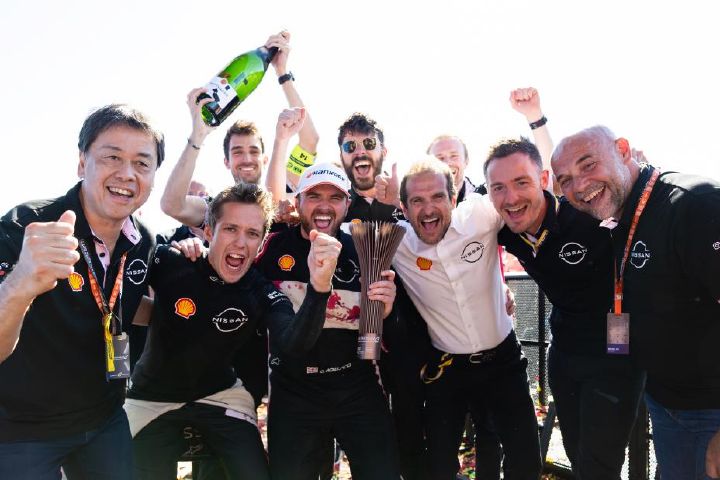 Equipe Nissan de Fórmula E comemora os bons resultados na rodada dupla de Berlim junto com o CEO Makoto Uchida