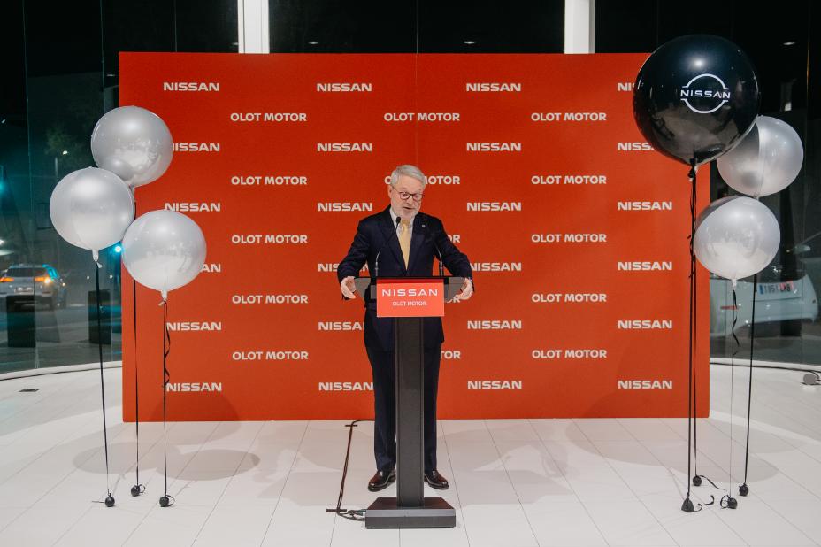 Bruno Mattucci entrega a OLOT MOTOR (Girona) el premio Nissan Global Award como el concesionario Nissan más premiado del mundo