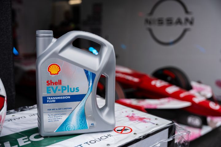 Płyn Shell EV-Plus z bolidem nr 23 Nissan Formula E Team oraz logo Nissana w tle